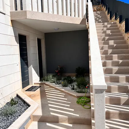 Luxury Beachfront Carlisa