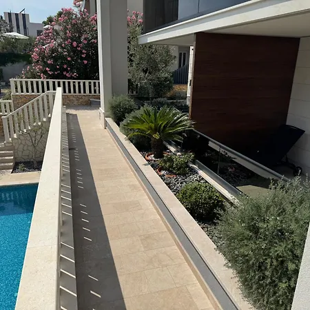 Luxury Beachfront Carlisa דירה *