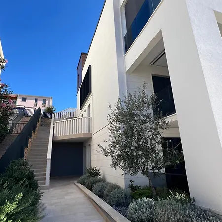 Luxury Beachfront Carlisa *