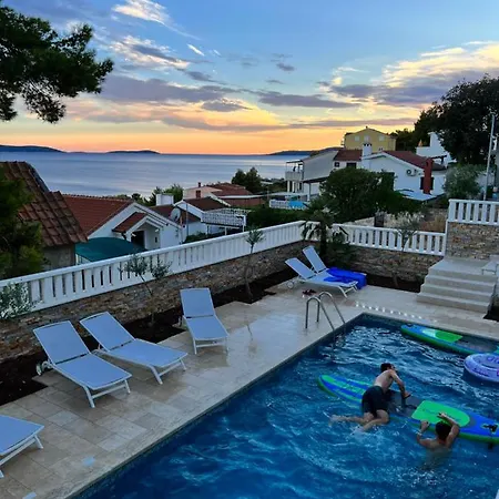 Luxury Beachfront Carlisa *