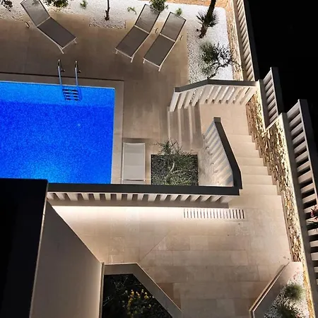 Luxury Beachfront Carlisa Apartament *