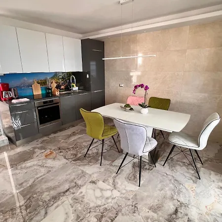 Luxury Beachfront Carlisa Apartment