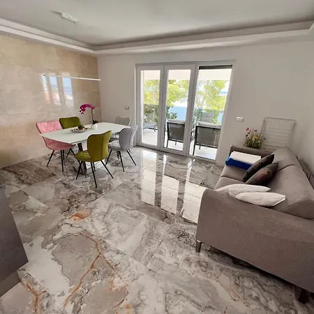 Luxury Beachfront Carlisa *
