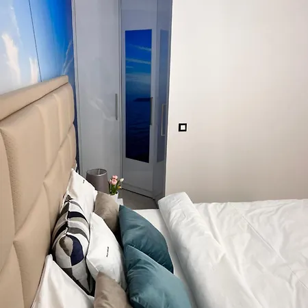 Luxury Beachfront Carlisa Apartament