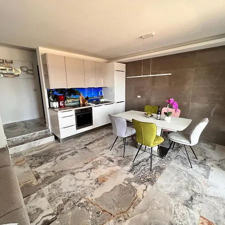 Luxury Beachfront Carlisa *