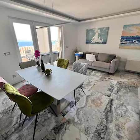 Luxury Beachfront Carlisa *