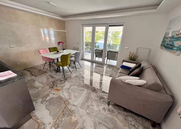Luxury Beachfront Carlisa *