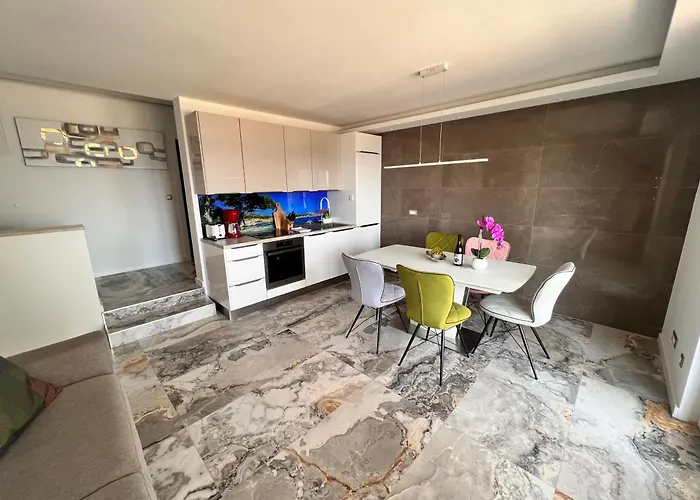 Luxury Beachfront Carlisa *