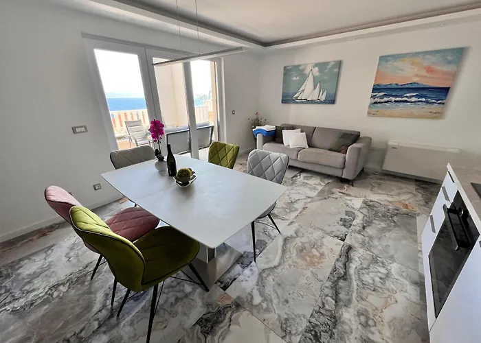 Luxury Beachfront Carlisa *