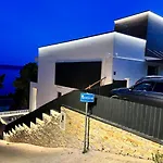 Luxury Beachfront Carlisa Apartament