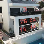 Luxury Beachfront Carlisa *