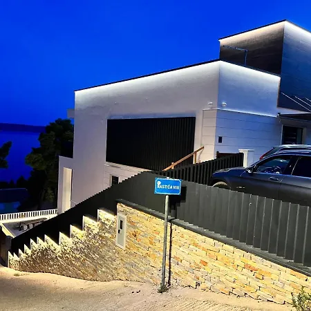 Luxury Beachfront Carlisa アパート