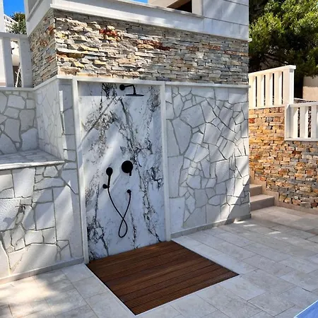 Luxury Beachfront Carlisa Daire *