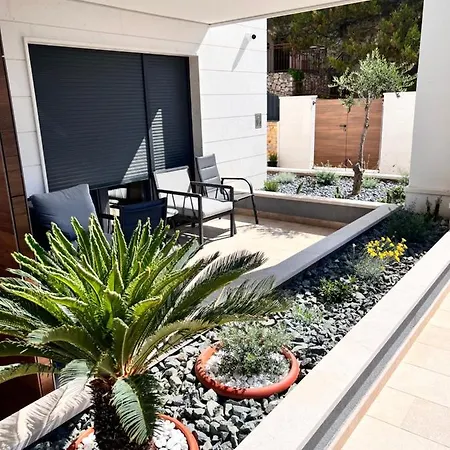 Luxury Beachfront Carlisa *