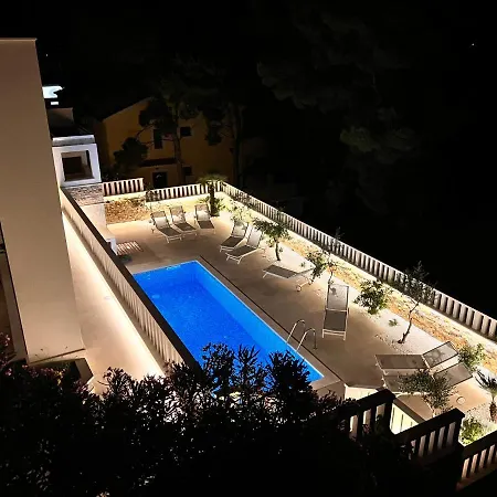 Luxury Beachfront Carlisa