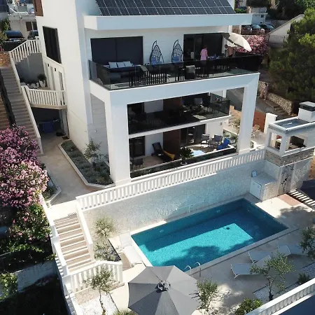 Luxury Beachfront Carlisa *