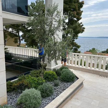 Luxury Beachfront Carlisa *