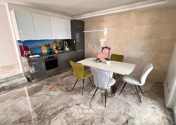 Luxury Beachfront Carlisa Apartman